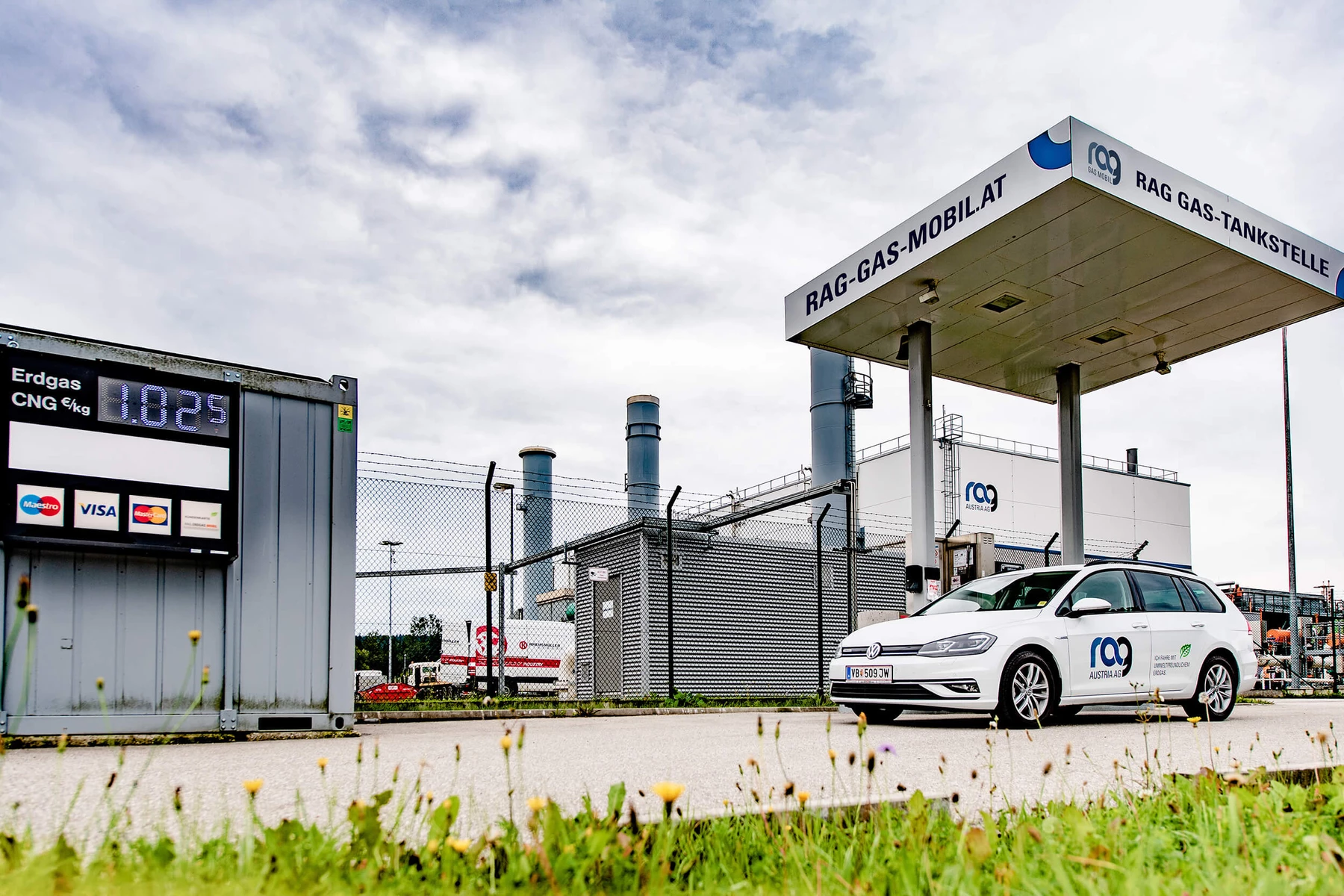 RAG Gas Mobil Tankstelle mit Auto mit RAG Branding